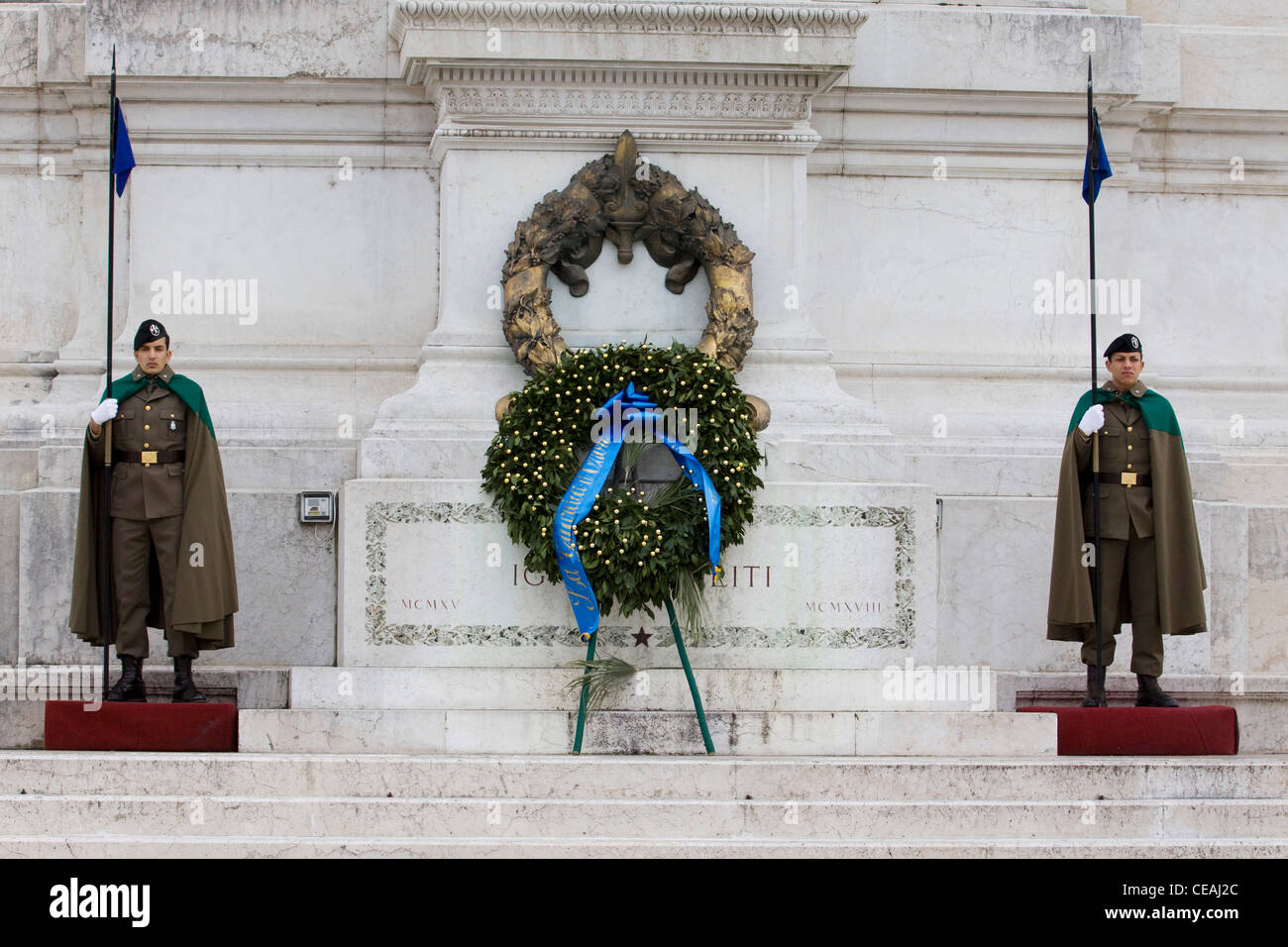 Un énorme monument en marbre blanc hommage à le premier roi d'une Italie Victor Emmanuel II Rome Italie Banque D'Images