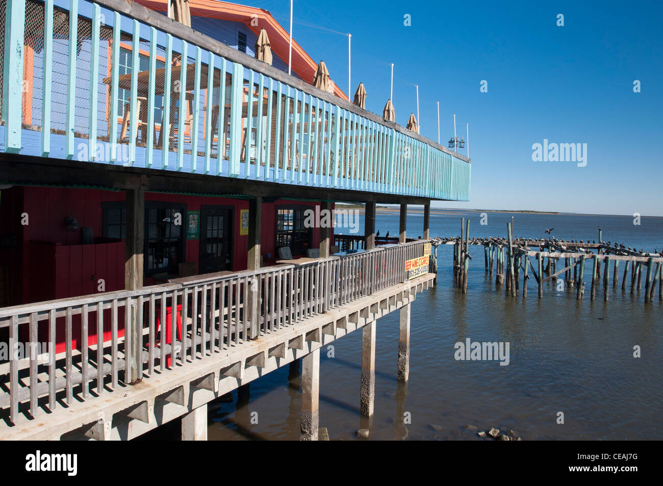 Les bâtiments sur pilotis au bord de l'Cedar Key ville touristique, Golfe du Mexique, Floride, Etats-Unis, USA Banque D'Images