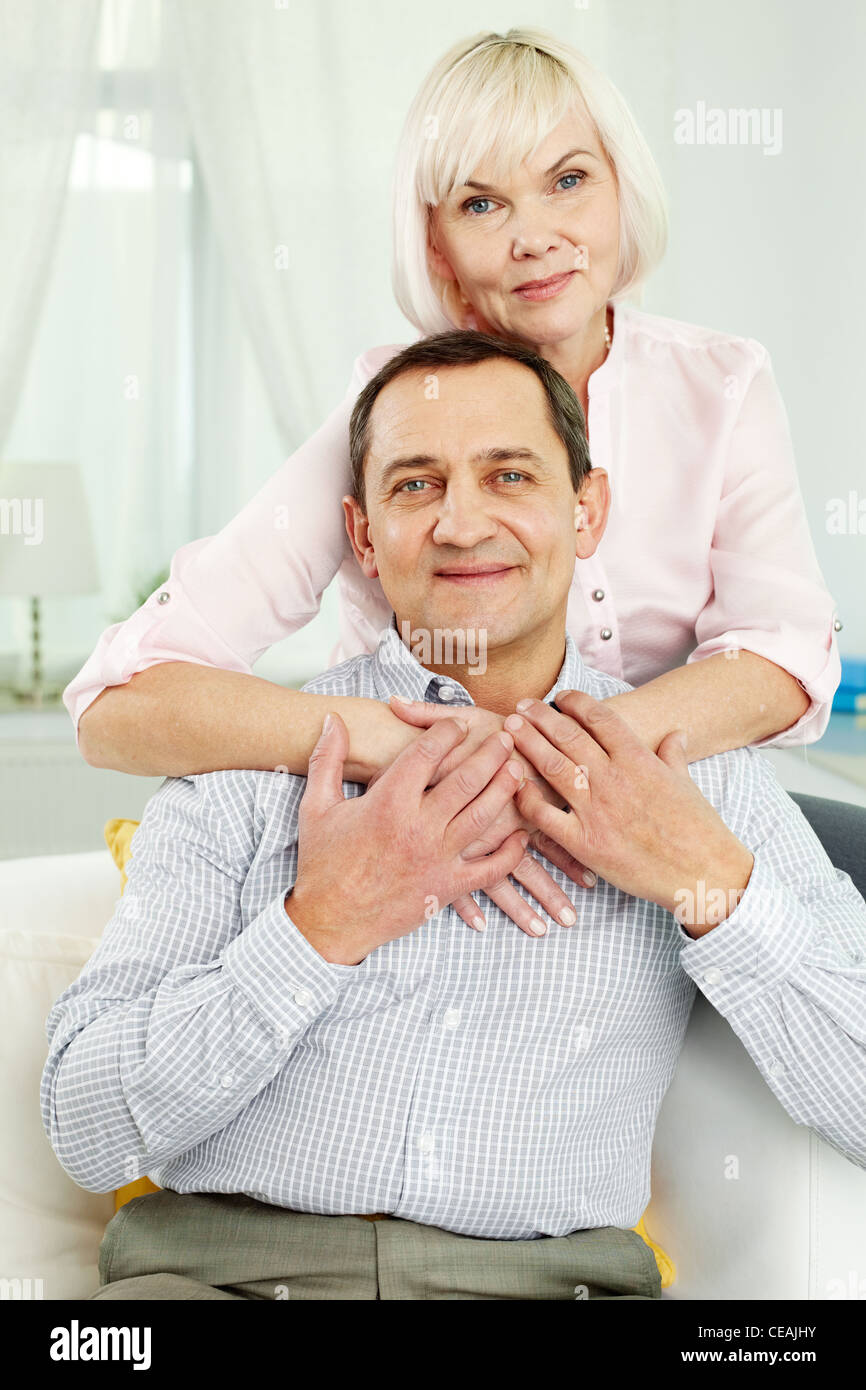 Portrait of a happy senior couple looking at camera and smiling Banque D'Images