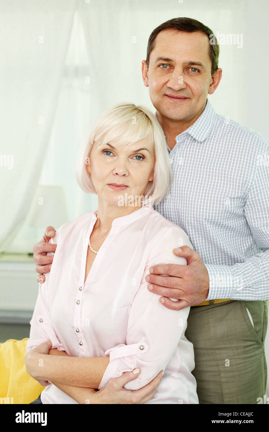 Portrait of a happy senior couple looking at camera and smiling Banque D'Images