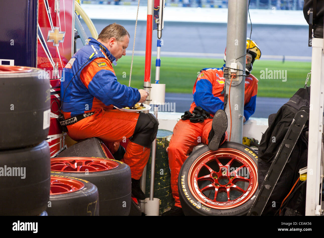 Pit Crew en faisant une pause entre les arrêts pour manger et se reposer pendant le 50e anniversaire 2012 Rolex 24 à Daytona Banque D'Images