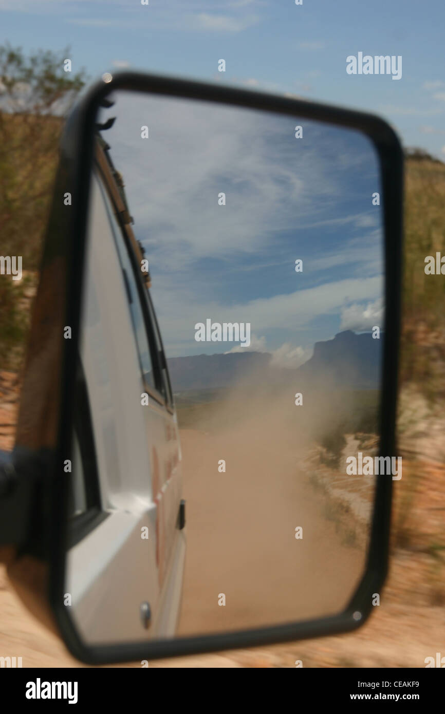 En revenant sur le Roraima au Venezuela par une jeep wing mirror. Banque D'Images