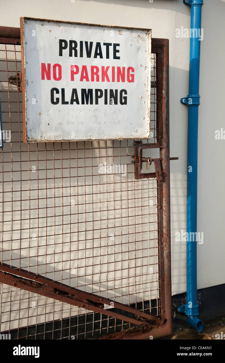 Parking privé de serrage roue panneau d'avertissement. Banque D'Images