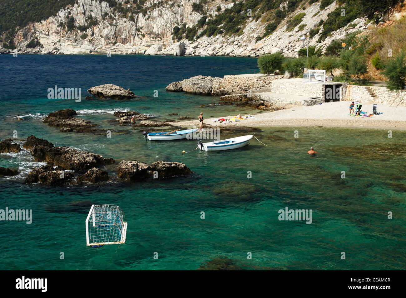 But de water-polo dans Dingac Borak, péninsule de Peljesac, Croatie Banque D'Images