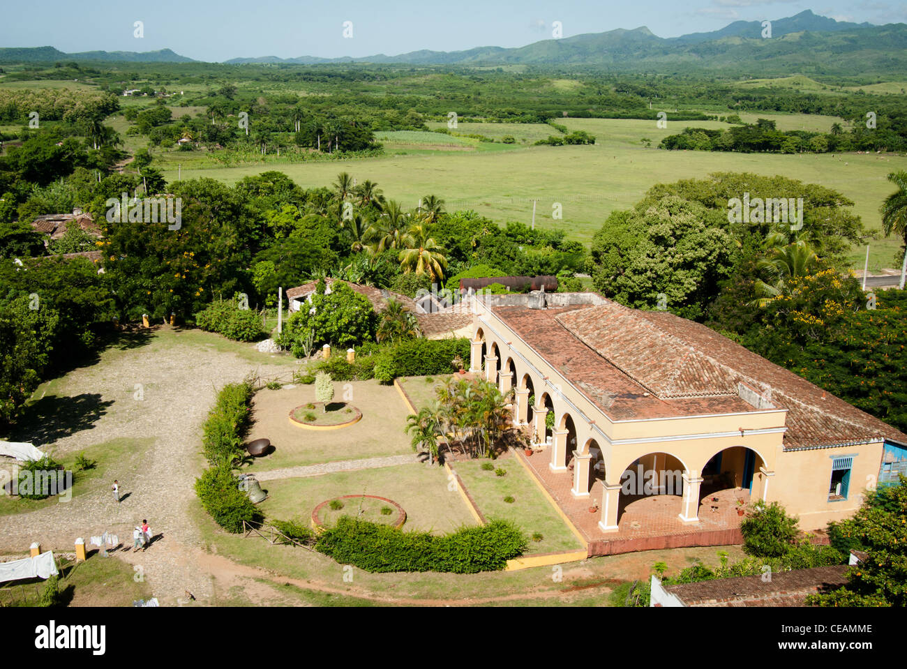 Vue depuis la tour Iznaga sur l'historique maison coloniale de Manaca Iznaga ( maintenant un restaurant ) , vallée de los Ingenios, Cuba. Banque D'Images