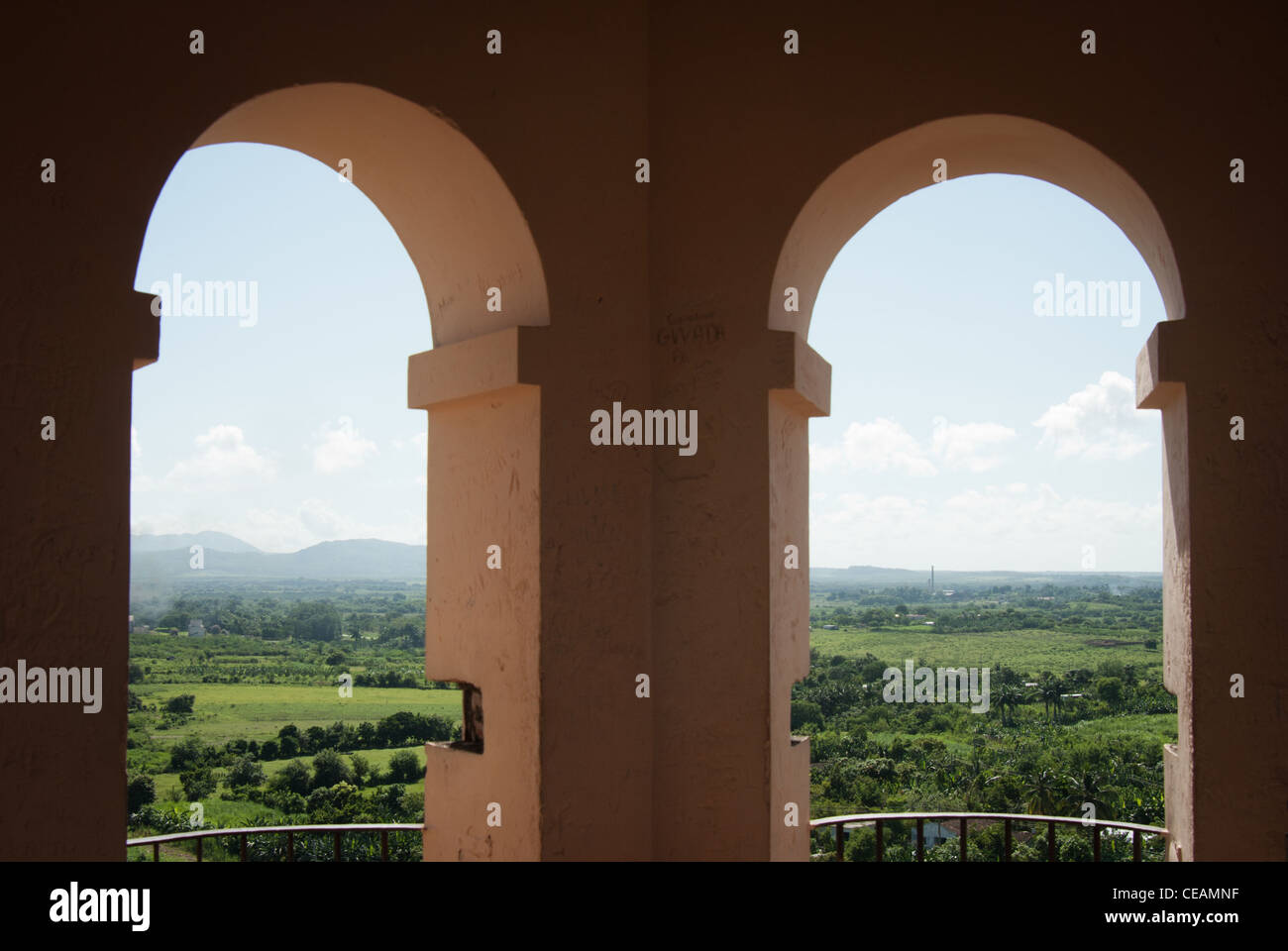 Vue depuis la tour Iznaga sur l'historique demeure sucrière à Manaca-Iznaga, vallée de los Ingenios, Cuba. Banque D'Images