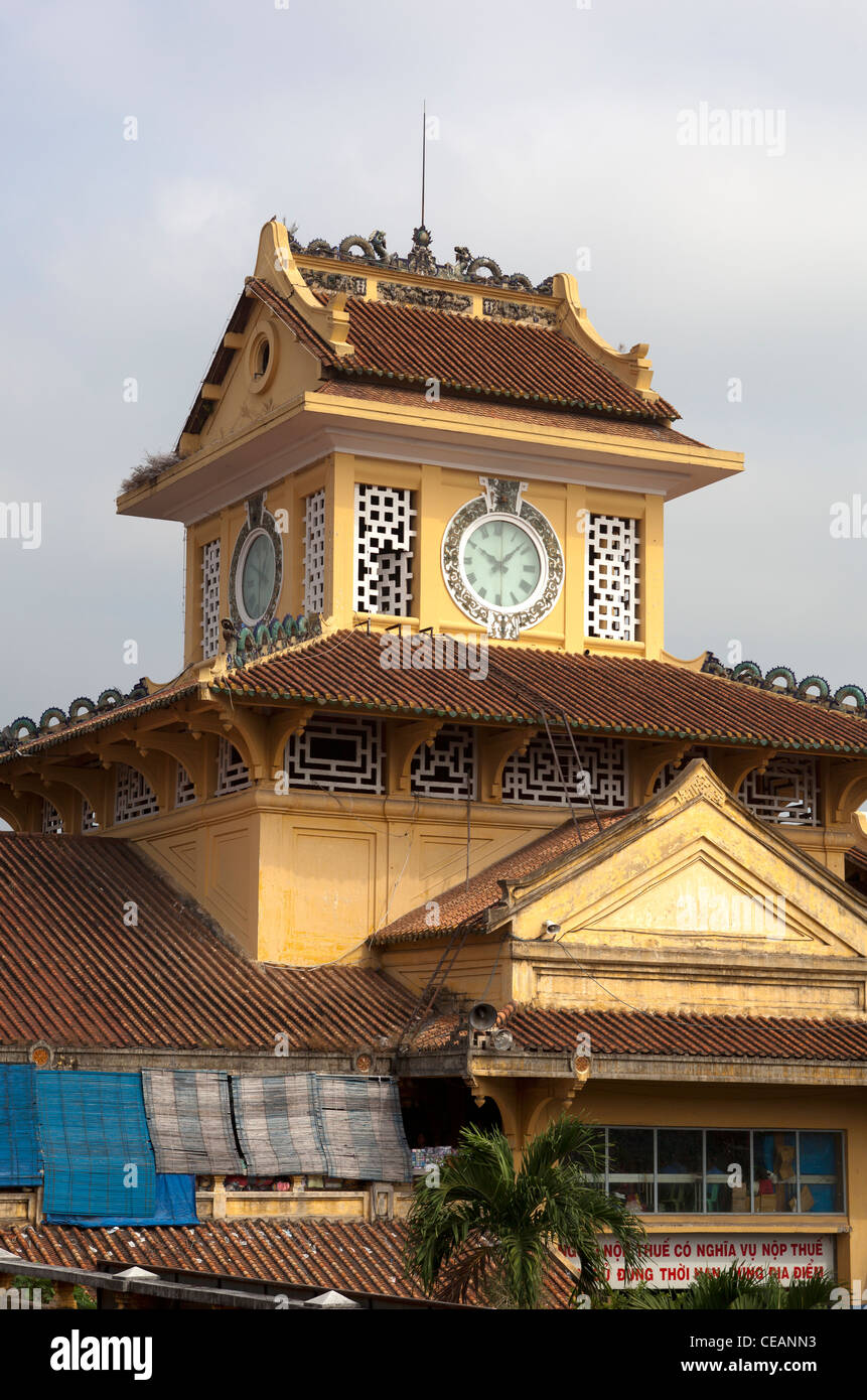 Horloge à Cholon, le Chinatown Marché Binh Tay Banque D'Images