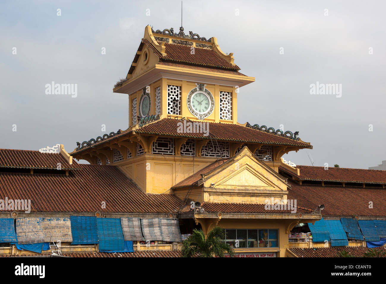 Horloge à Cholon, le Chinatown Marché Binh Tay Banque D'Images