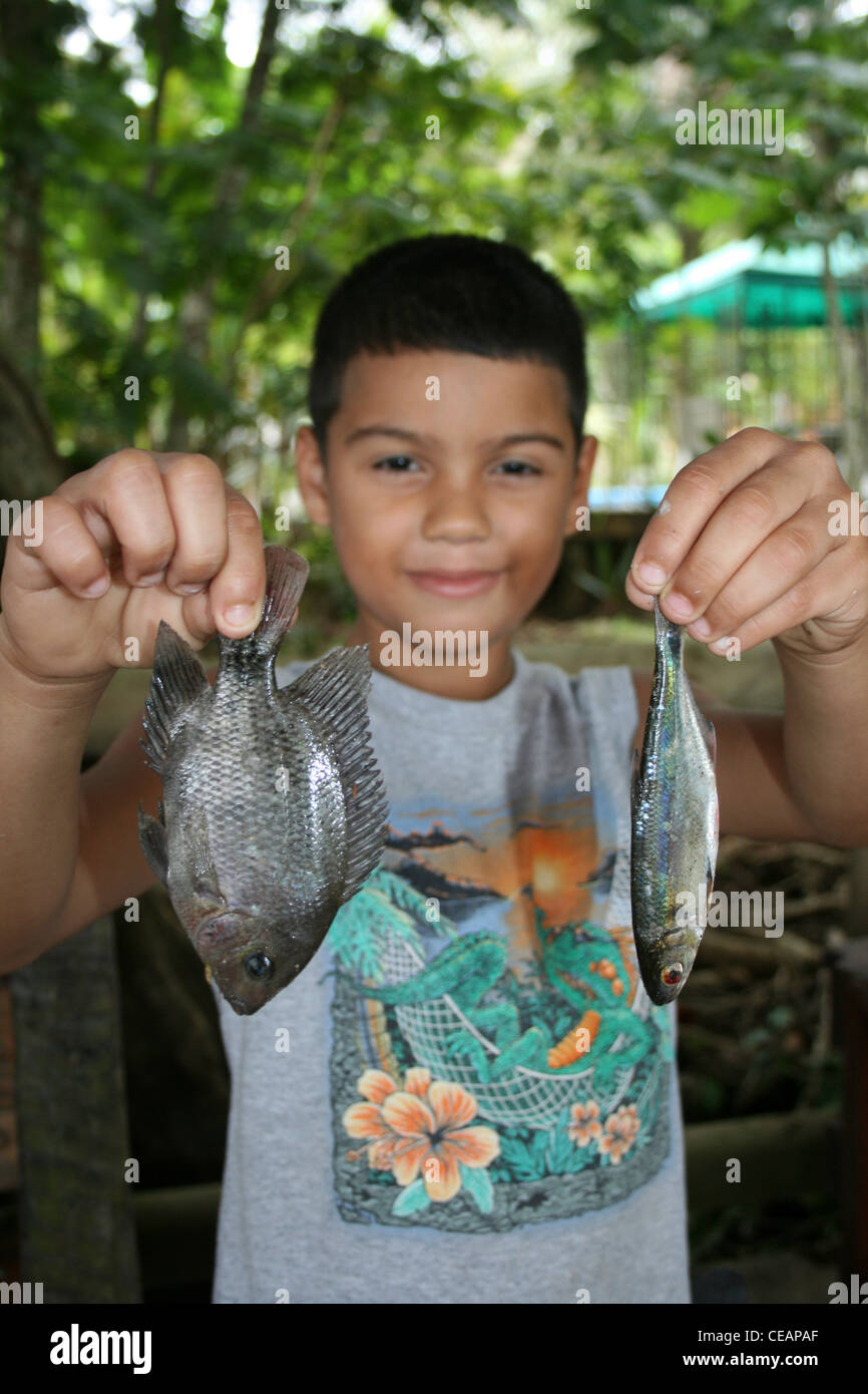 Jeune garçon costaricain tenant son crochet de pêche Banque D'Images