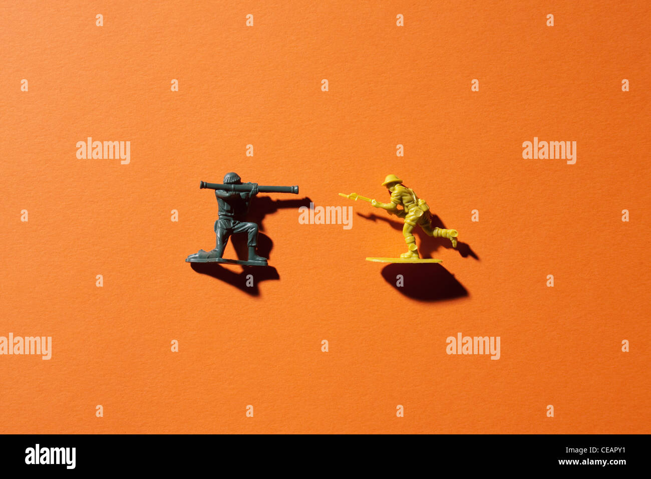 Deux petits soldats sur fond orange Banque D'Images