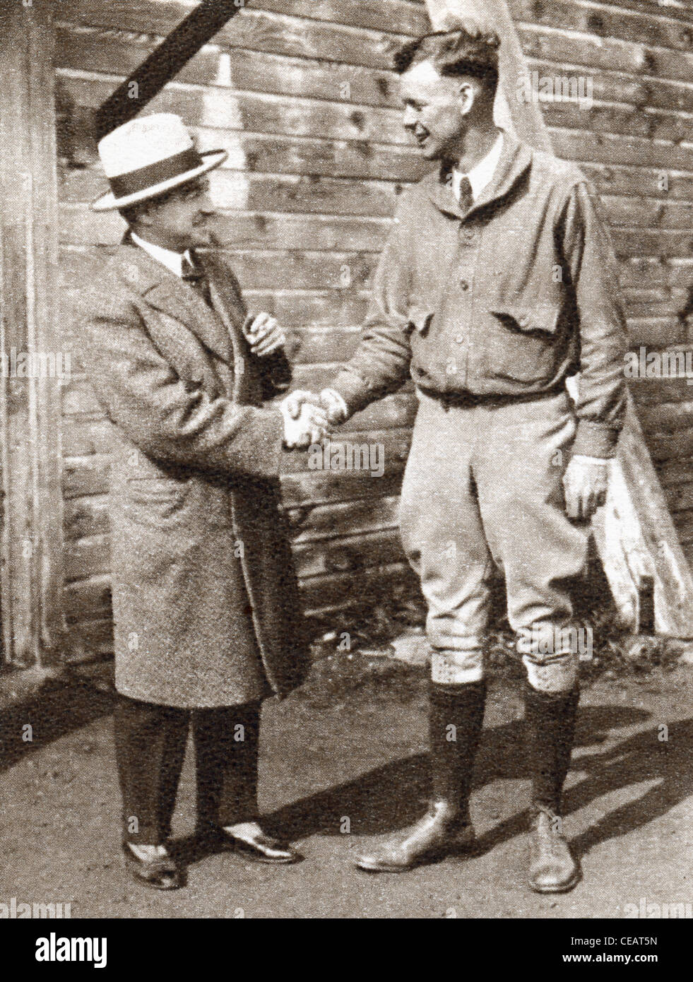 Charles Lindbergh (à droite) est accueilli à son arrivée à Paris en 1927 par l'aviateur français René Fonck. Banque D'Images