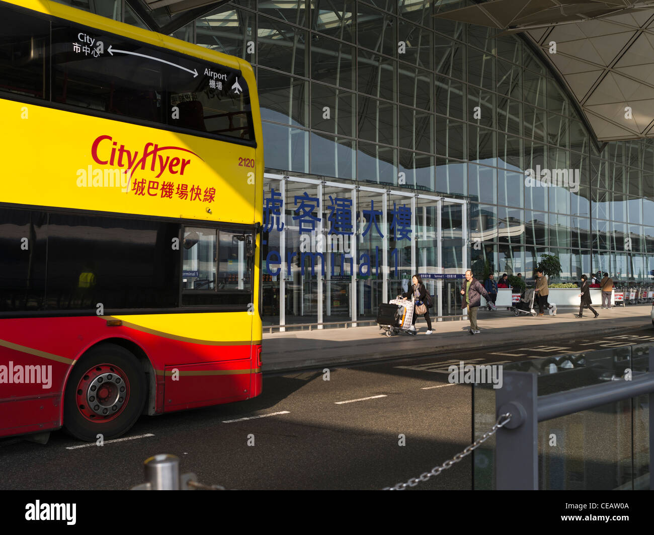 Dh de l'aéroport de Hong Kong Chek Lap Kok de HONG KONG Hong Kong International Airport Terminal 1 entrée bus départs Banque D'Images