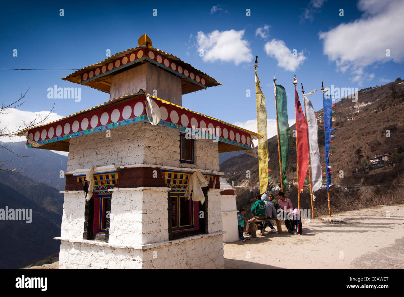 L'Inde, de l'Arunachal Pradesh, peint en blanc chorten bouddhiste et les drapeaux à prières à côté de route de Sela Pass Banque D'Images