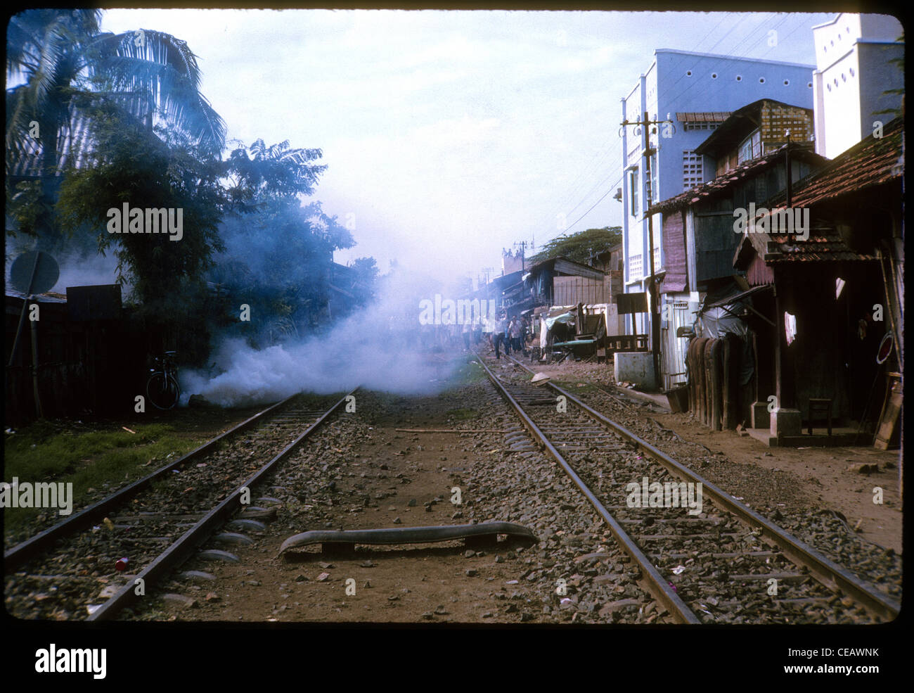 Émeutes bouddhiste le long de la voie ferrée à Saigon pendant la guerre du Vietnam 1963. Banque D'Images