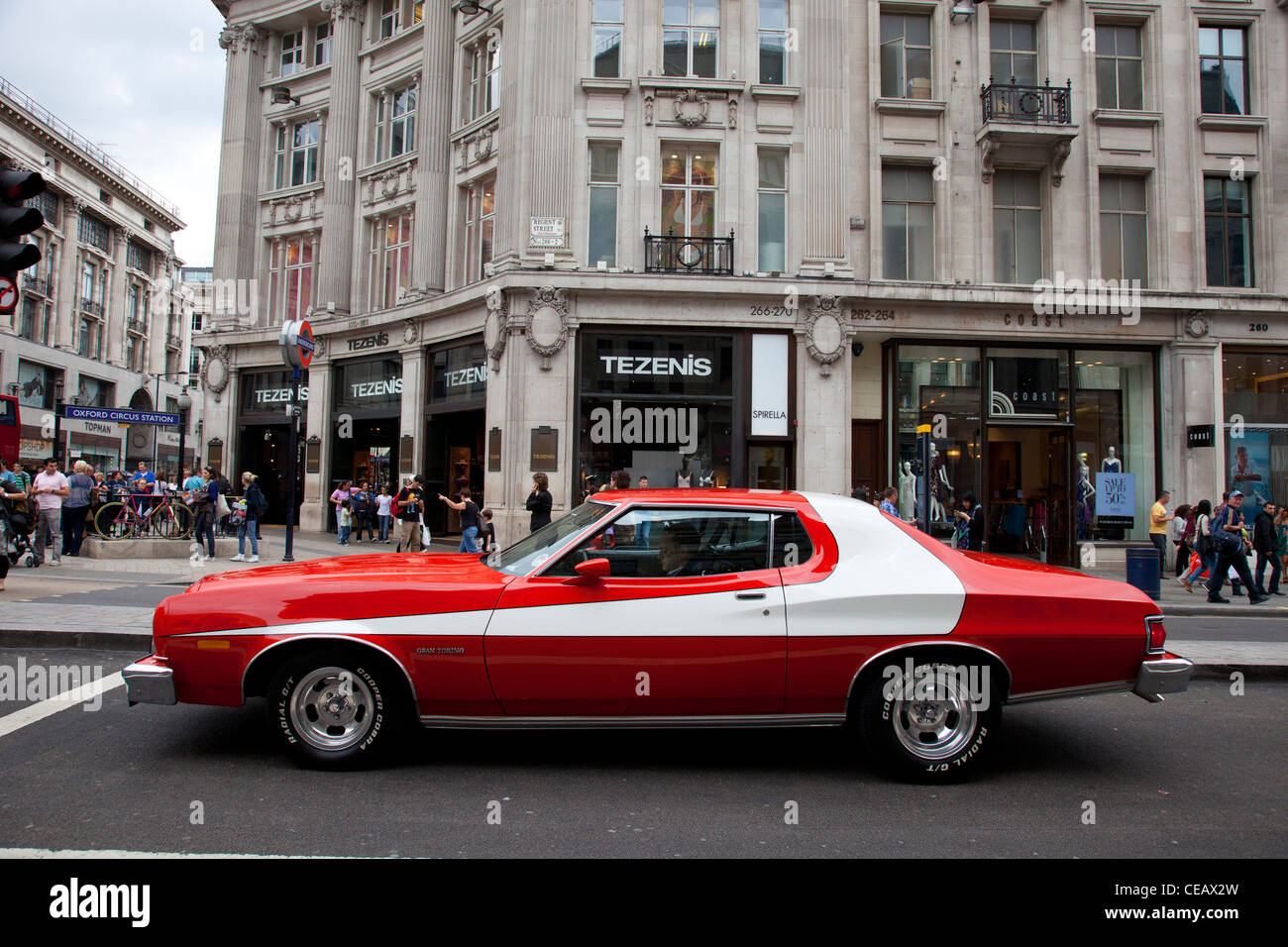 La célèbre voiture rouge utilisé dans le hit tv show et American Film Starsky et Hutch. La Ford Gran Torino. Londres, Royaume-Uni. Banque D'Images