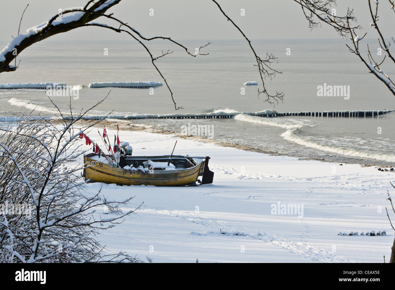 Bateau de pêche sur la plage à Rewal, sur la côte ouest de la mer Baltique en Pologne. L'hiver sur la mer Baltique Banque D'Images