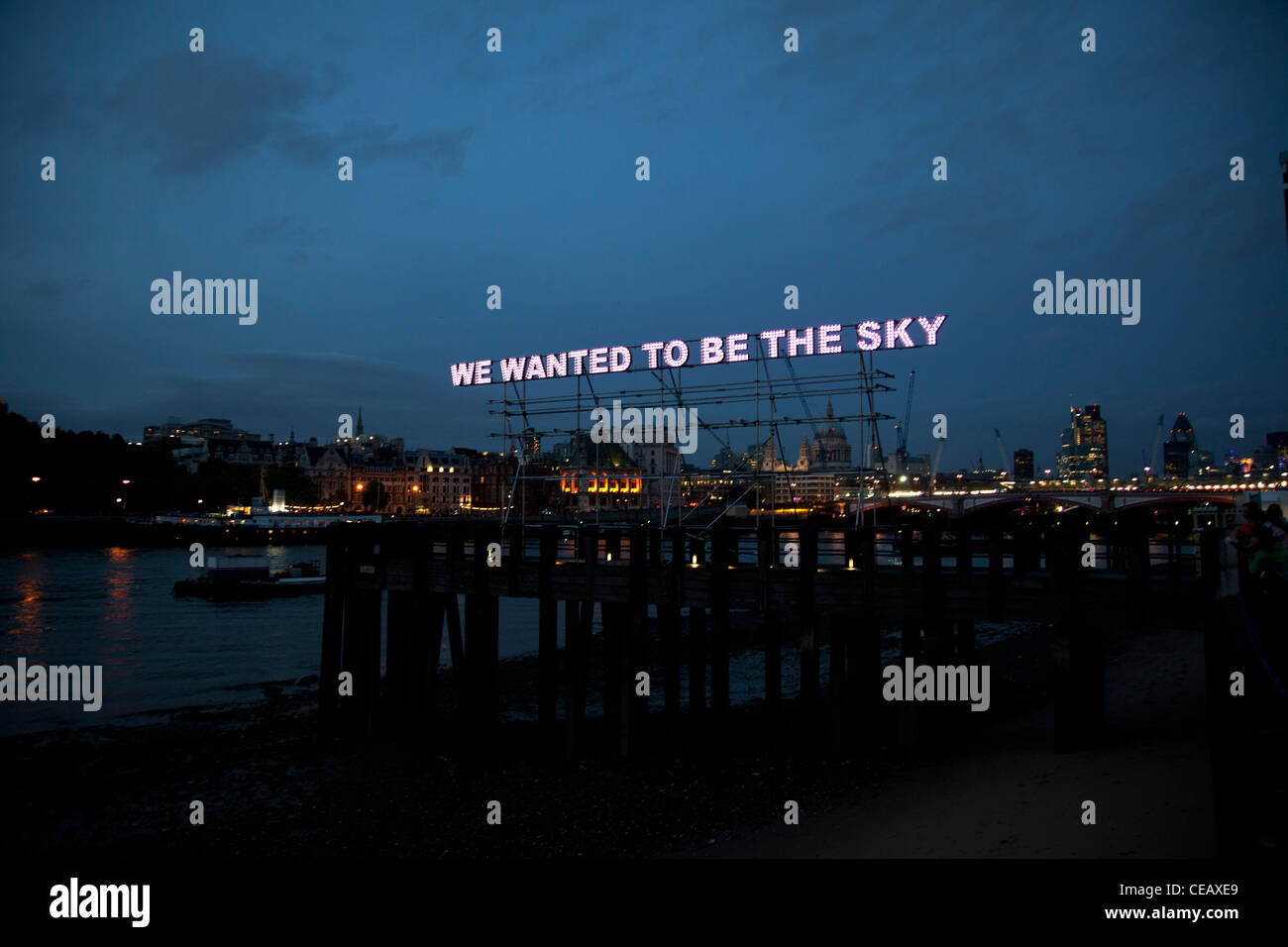 Thames Londres Festival 2011. Tim Etchells' art installation de nuit "Nous voulions être le ciel' Banque D'Images