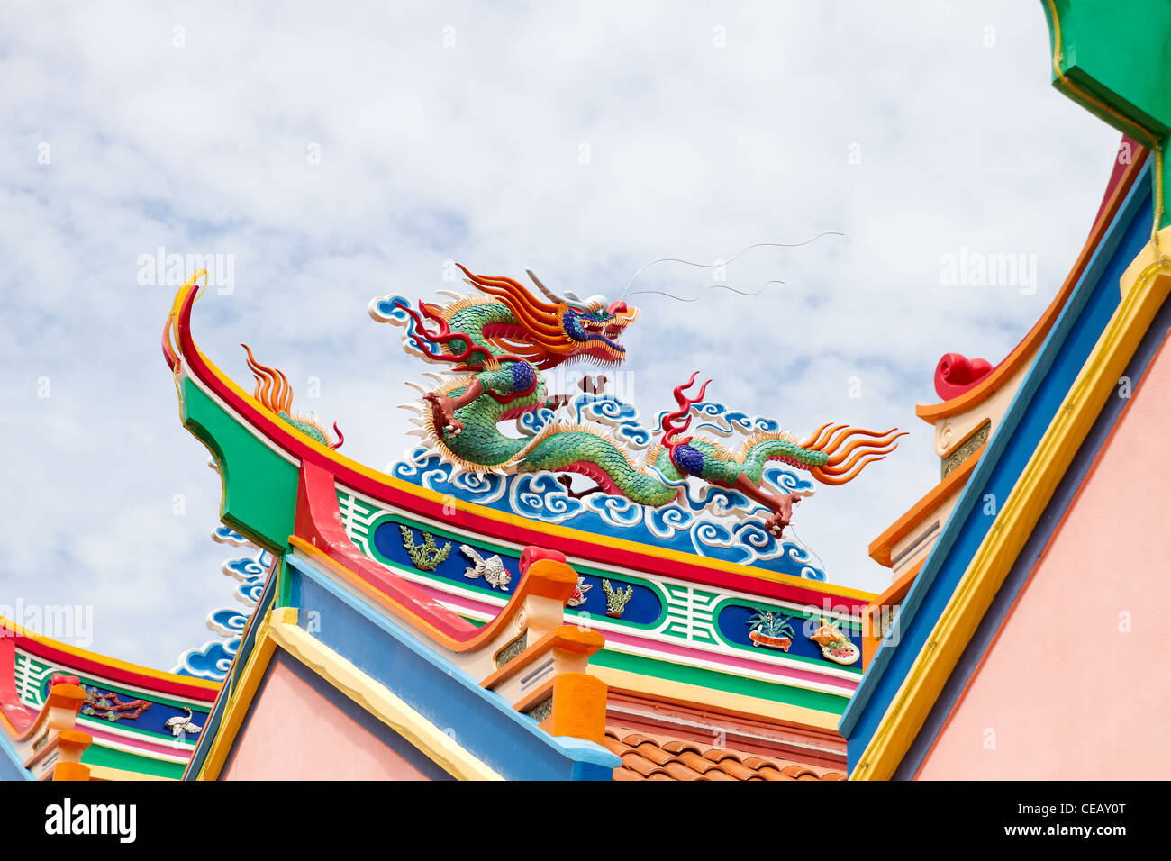 Statue Sculpture de dragon sur le toit du temple contre le ciel bleu Banque D'Images