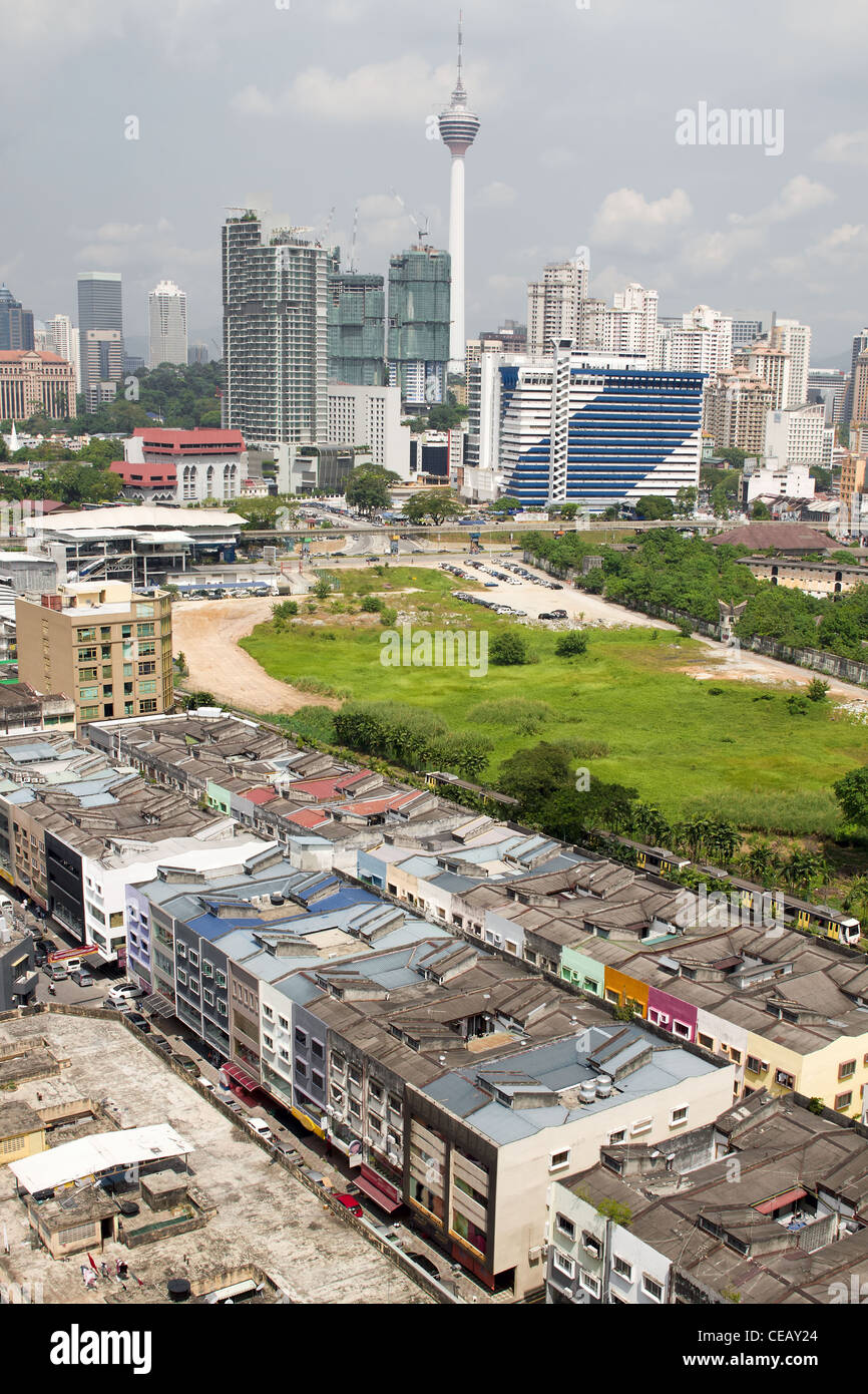 Les nouvelles constructions et les bâtiments anciens en milieu urbain ville de Kuala Lumpur, en Malaisie Banque D'Images