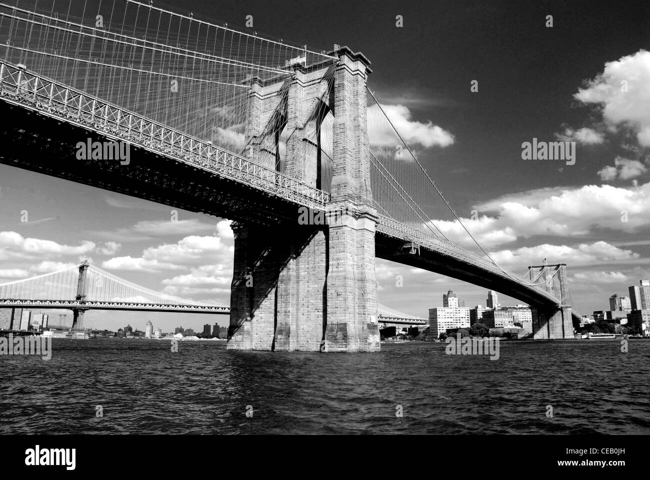 Pont de Brooklyn à New York en noir et blanc Banque D'Images