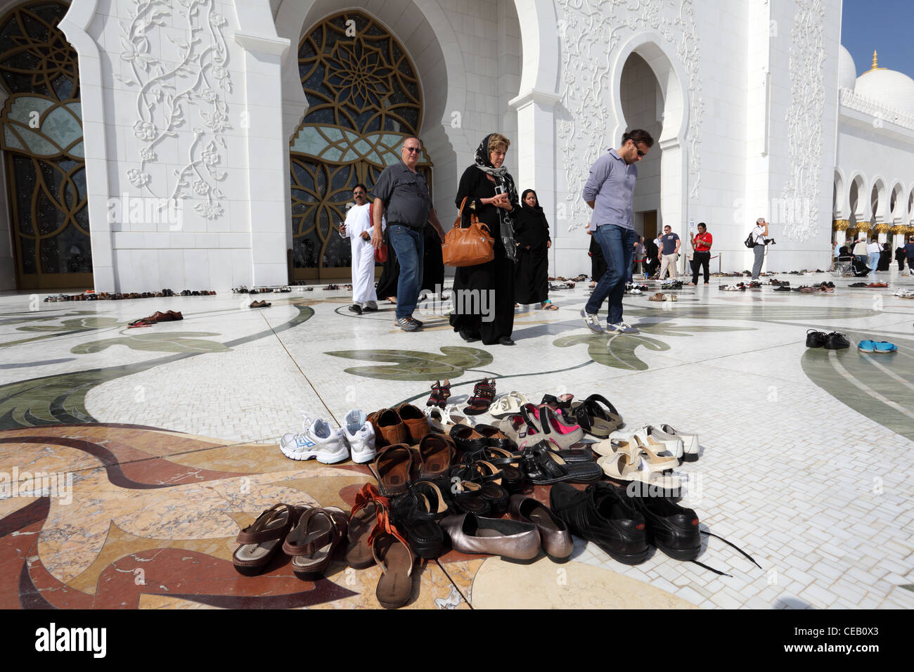 Les visiteurs de la mosquée Sheikh Zayed à Abu Dhabi, Émirats Arabes Unis Banque D'Images