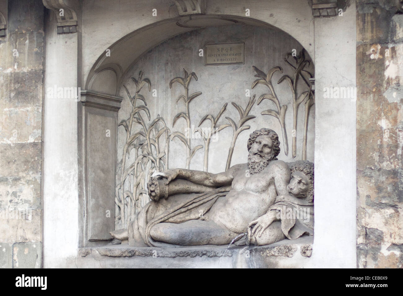 Façade et fontaine à l'angle de l'église Holy Trinity commandé par l'ordre de moines Trinitaires espagnols Banque D'Images