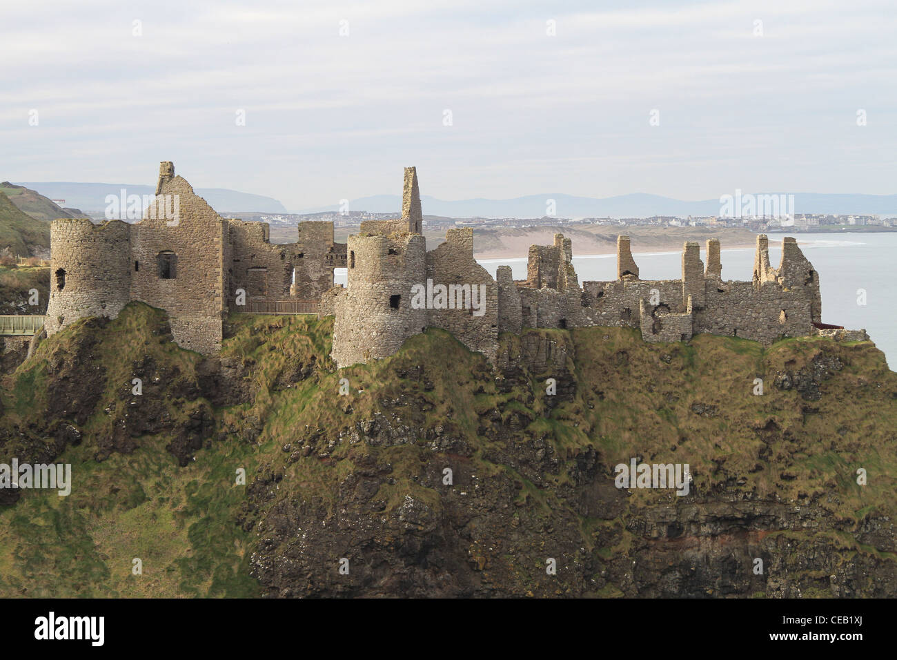 Ruines du château côtier Irlande. Les ruines du château de Dunluce sur la côte de Causeway, comté d'Antrim en Irlande du Nord, Banque D'Images