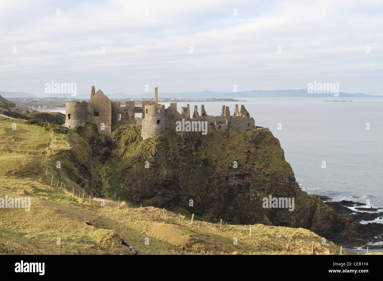 Ruines médiévales du château de Dunluce sur la côte nord de l'Irlande du Nord. Le château a été l'emplacement pour maison d'Grayjoy dans le jeu des trônes. Banque D'Images