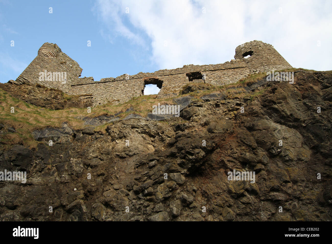 Le Château de Dunluce le comté d'Antrim, en Irlande du Nord. Un château médiéval sur la côte de Causeway, l'Irlande du Nord utilisé comme un emplacement pour jeu de thro Banque D'Images