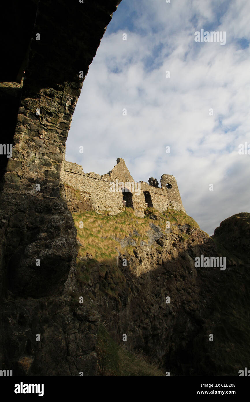 Le Château de Dunluce Co Antrim Irlande du Nord sur une falaise sur la côte de Causeway dans le comté d'Antrim, en Irlande du Nord. Banque D'Images