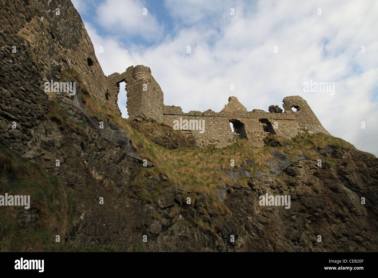 Les ruines d'un château sur la falaise, le château de Dunluce sur la côte de Causeway, le comté d'Antrim, en Irlande du Nord Banque D'Images