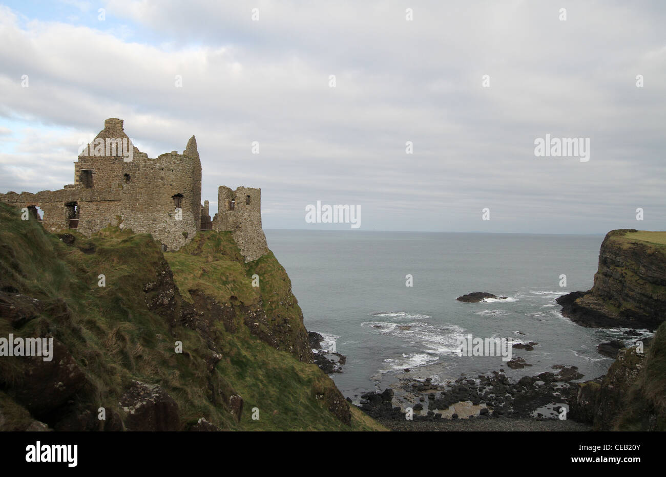 Les ruines de château de Dunluce Co Antrim Irlande du Nord donnant sur l'océan Atlantique et sa côte. Banque D'Images