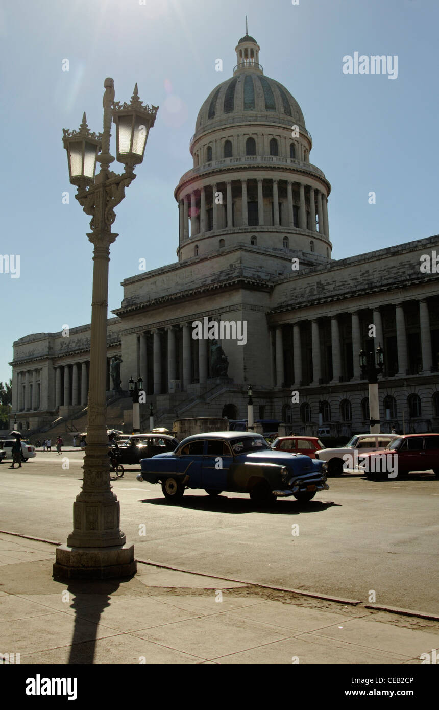 Capitolio ancien monument bâtiment néoclassique et vieille voiture à La Havane, Cuba Banque D'Images