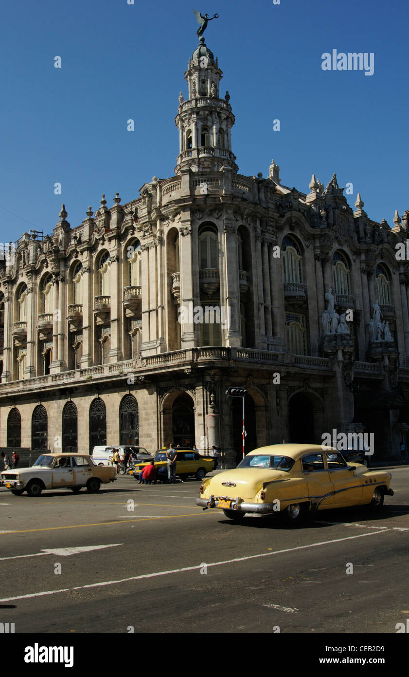 Vieux bâtiment néoclassique et de vieilles voitures à La Havane, Cuba ville Banque D'Images