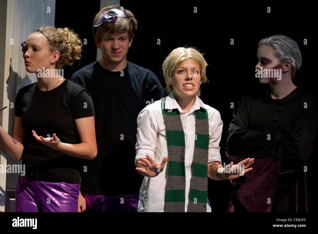 Les adolescents de participer à une production d 'un Potter comédie musicale" à LBJ High School d'Austin, Texas Banque D'Images