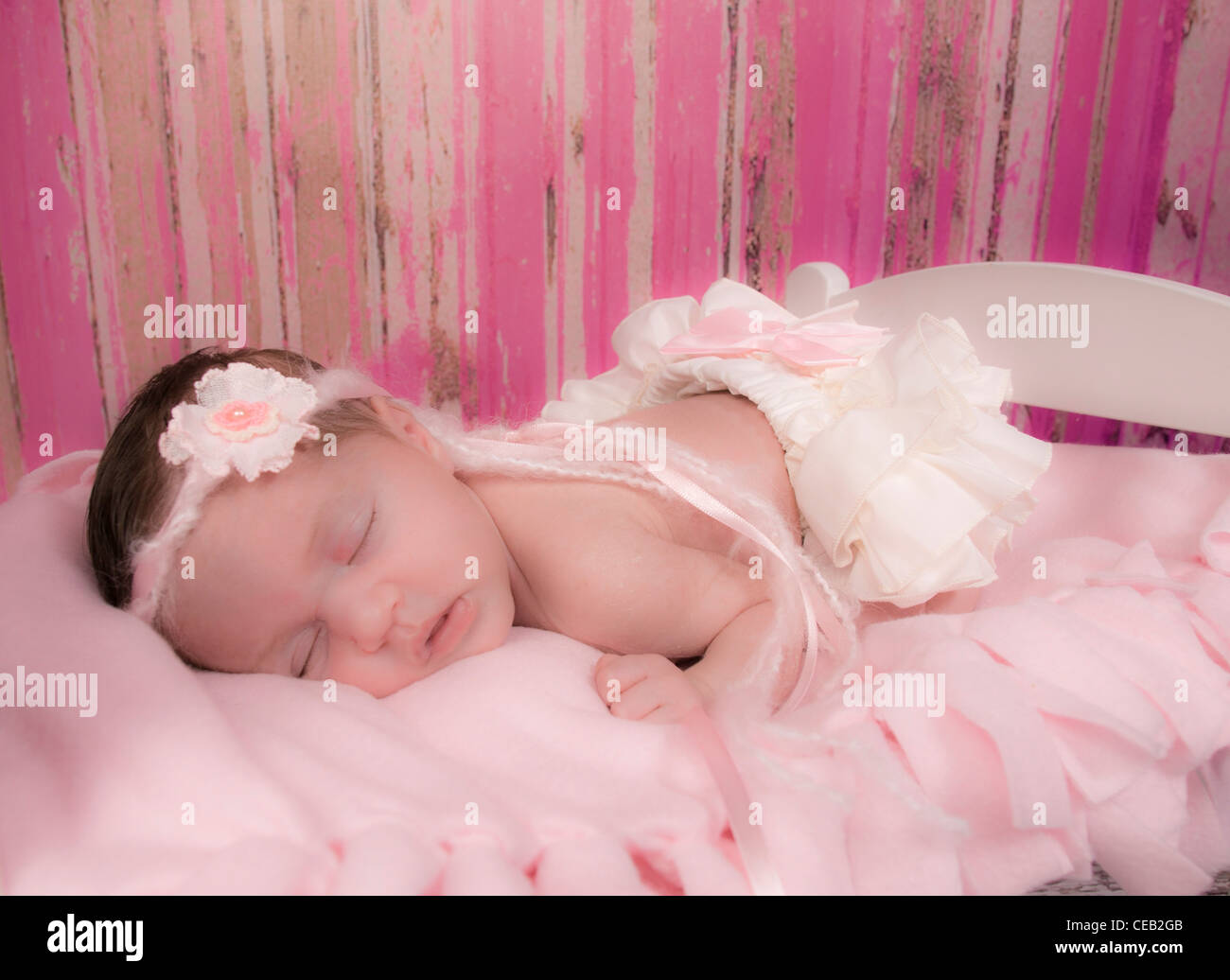 Belle Naissance Bebe Fille Dormir Dans Son Lit Avec Un Serre Tete Rose Avec Une Fleur En Tissu Et D Ecoulement Des Rubans Et Fils Photo Stock Alamy Belle Naissance Bebe Fille Dormir Dans Son Lit Avec Un Serre Tete Rose Avec Une Fleur En Tissu Et D Ecoulement Des Rubans Et Fils Photo Stock Alamy