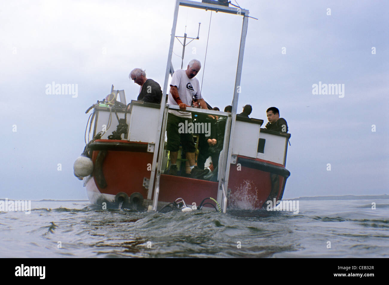 Bateau de plongée un plongeur portant jusqu'à l'ascenseur électrique, au large des îles Farne. Le Northumberland Royaume-uni Banque D'Images