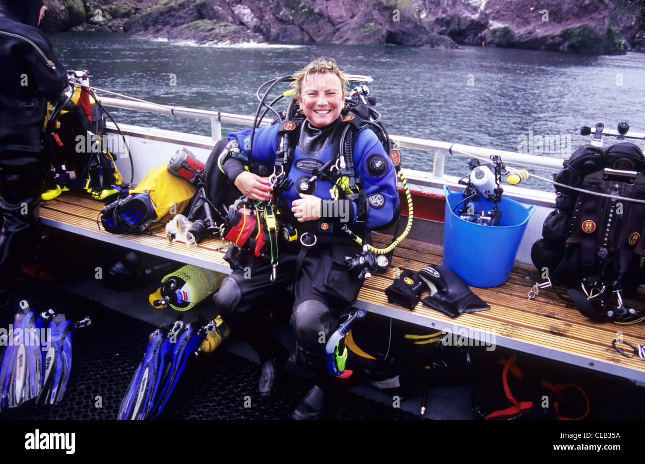 Plongée sous marine à bord de bateau de plongée Wavedancer hors de St Abbs. L'Écosse. Très heureux de plongée sous marine de-kitting après une magnifique plongée. Banque D'Images
