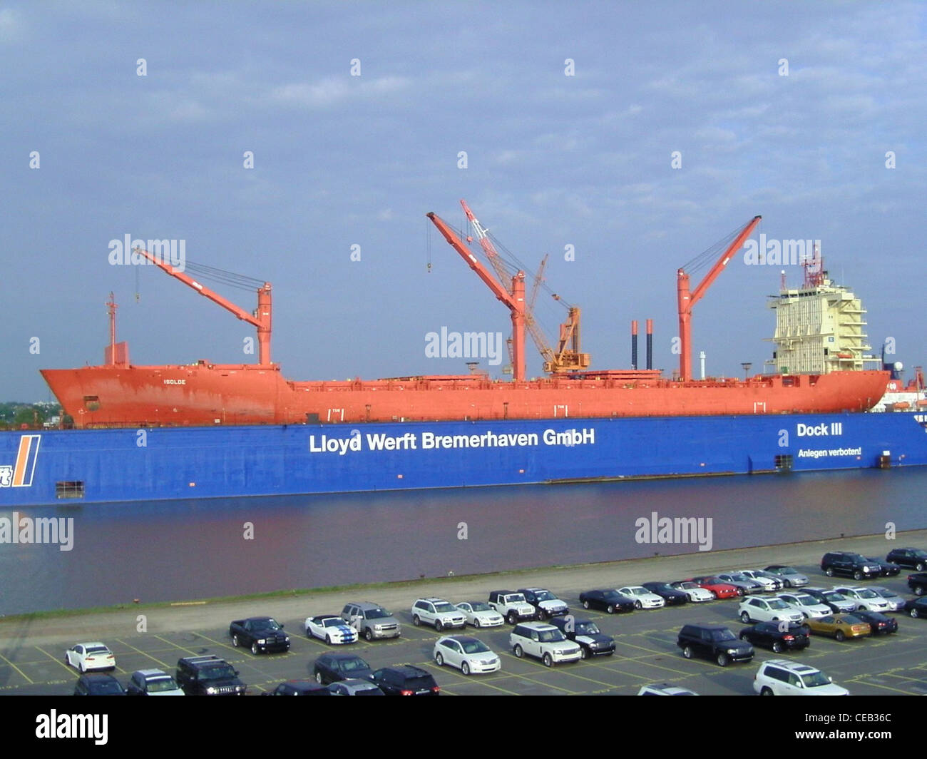 Le navire porte-conteneurs cellulaires orientées Isolde dans la cale sèche flottante du chantier naval Lloyd à Bremerhaven Banque D'Images