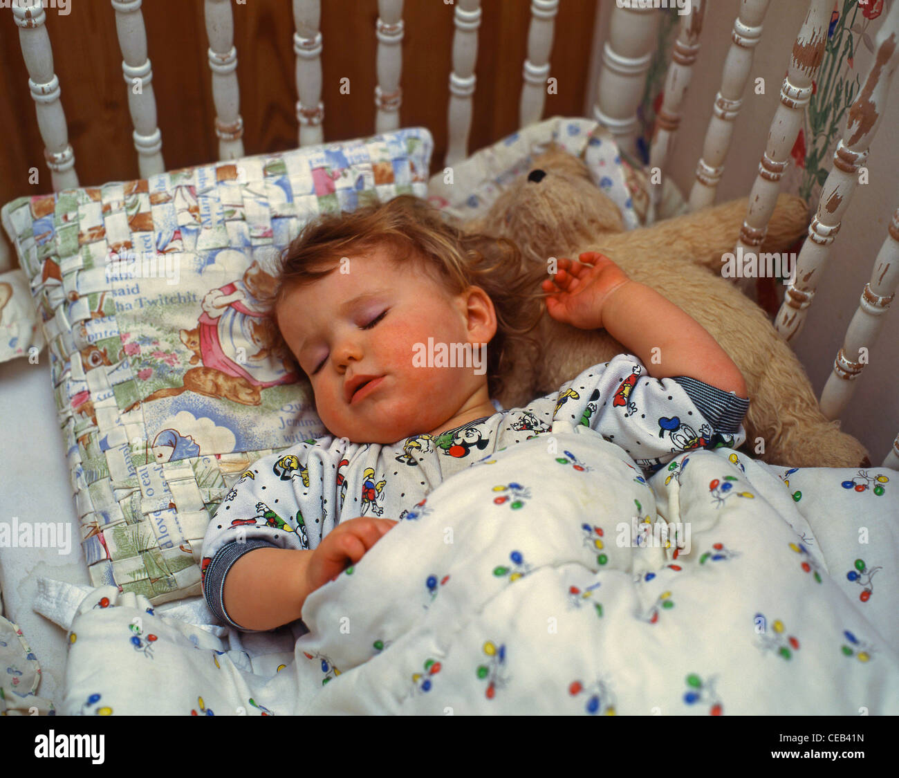 Bébé garçon endormi dans son lit, Berkshire, Angleterre, Royaume-Uni Banque D'Images
