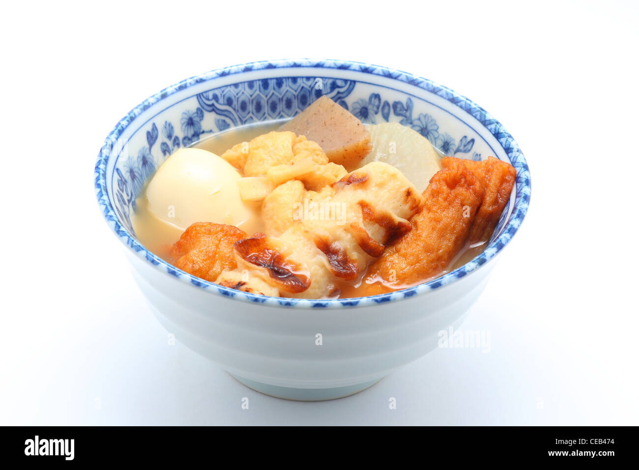 Oden , nourriture japonaise , sur fond blanc Banque D'Images