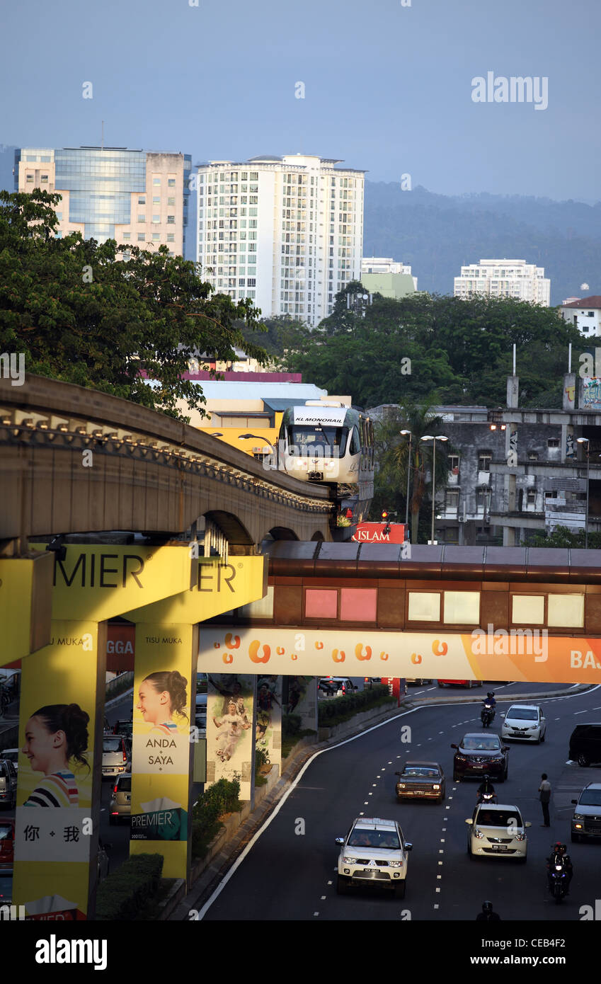 La station de monorail Imbi train approchant. Kuala Lumpur, Wilayah Persekutuan, Malaisie, Asie du Sud-Est, Asie Banque D'Images