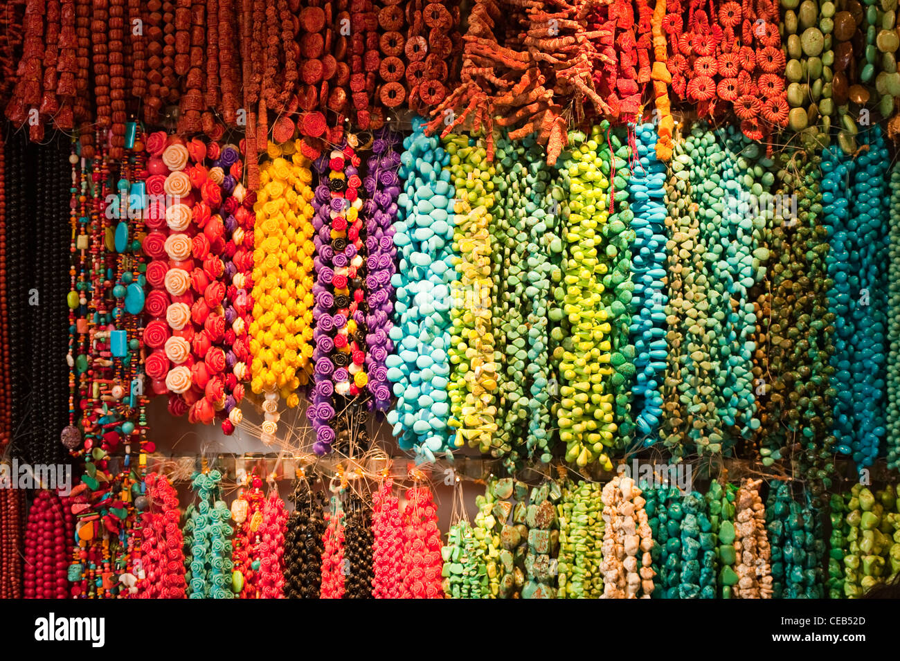 Colliers de corail, marché aux puces de Panjiayuan, Chaoyang District, Beijing, Chine, Asie. Banque D'Images