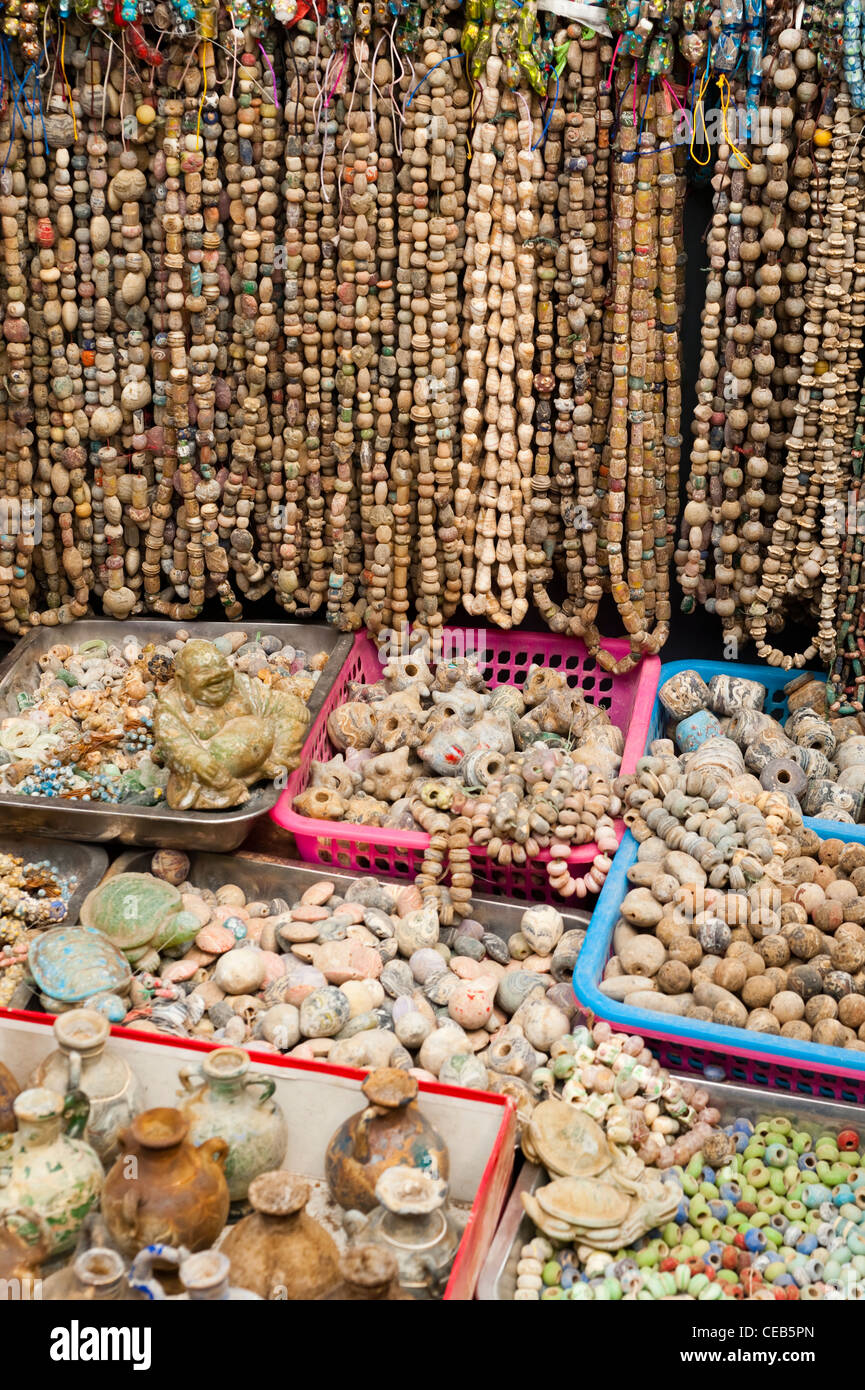 Des colliers, des bijoux et des pots, marché aux puces de Panjiayuan, Chaoyang District, Beijing, Chine, Asie. Banque D'Images
