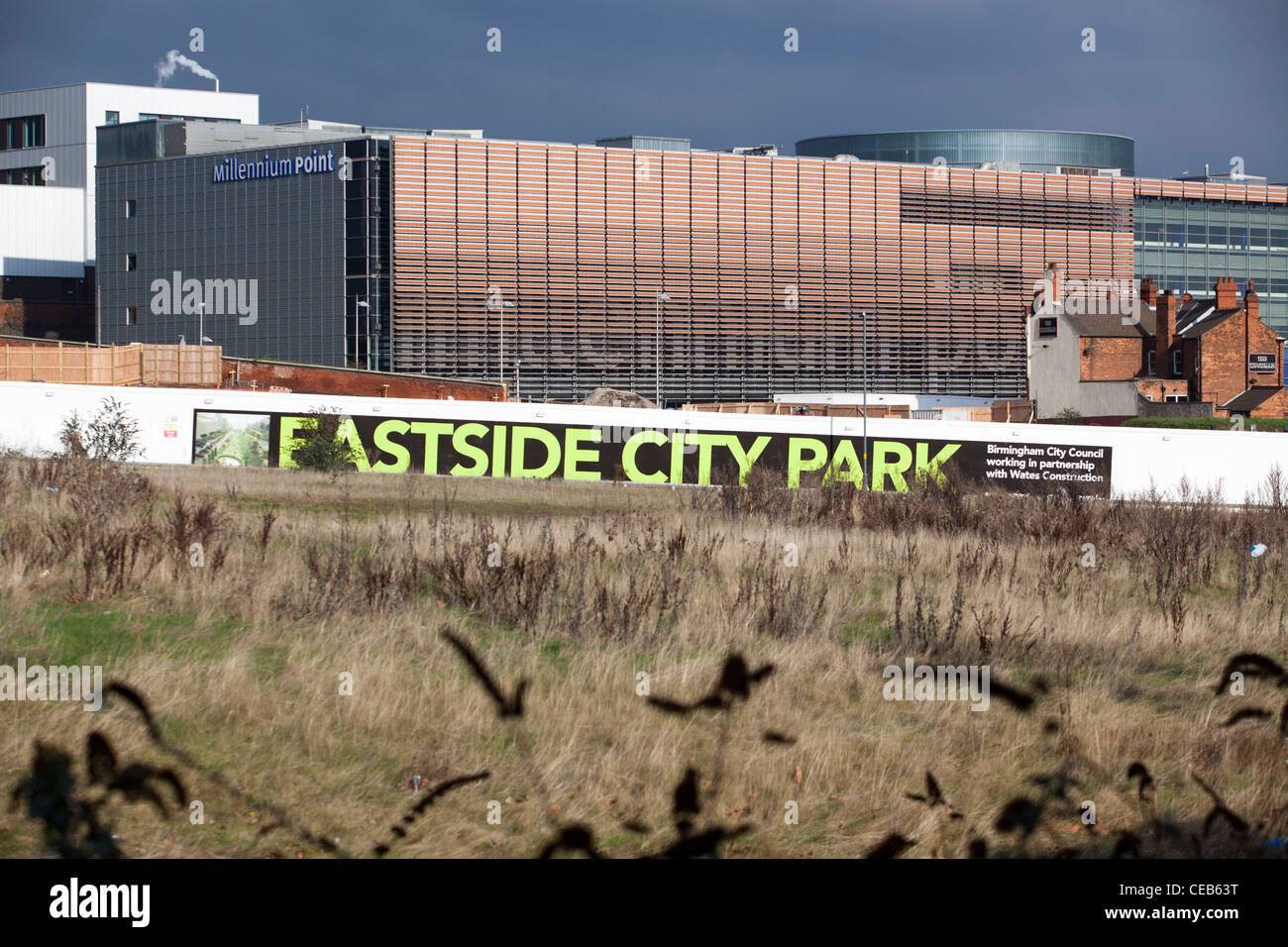 Wasteland prêt pour le développement dans l'Eastside Park project, Birmingham, UK. Dans l'arrière-plan est le Millennium Point complexe. Banque D'Images
