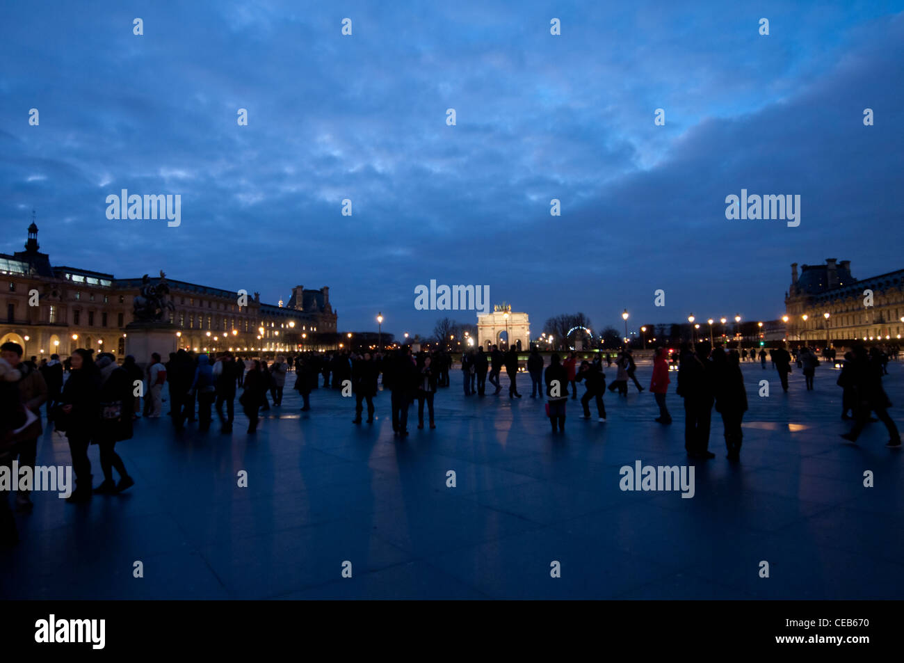 La cour de musée du Louvre à Paris Banque D'Images