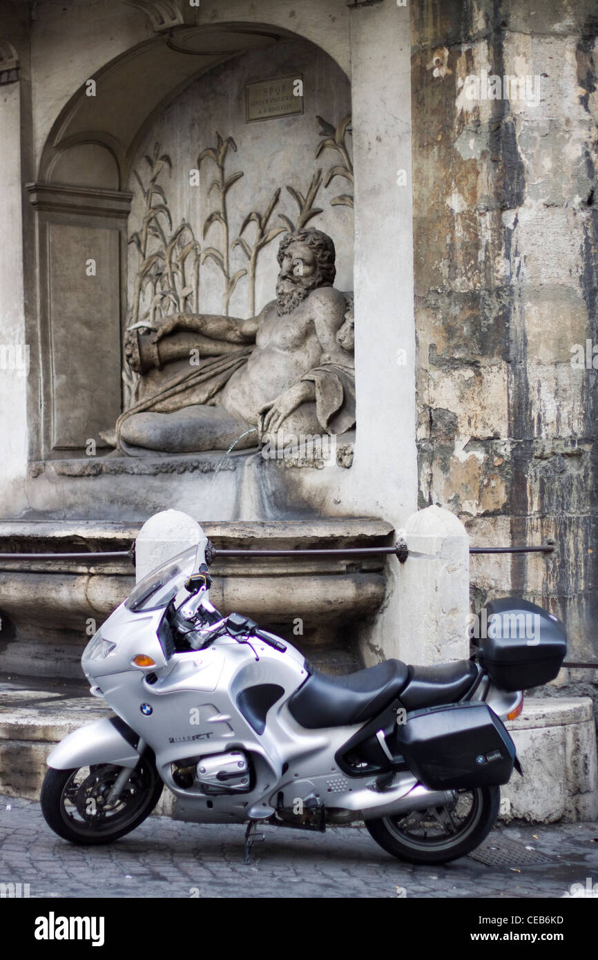 Façade et fontaine à l'angle de l'église Holy Trinity commandé par l'ordre de moines Trinitaires espagnols Banque D'Images