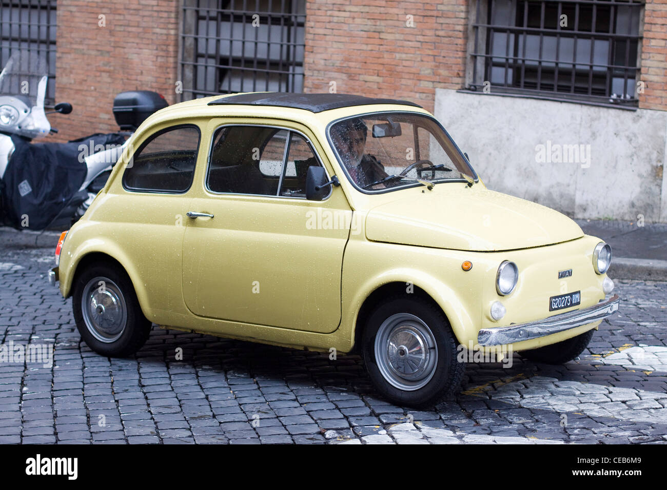 Fiat 500 Classic sur les rues de Rome, Italie Banque D'Images