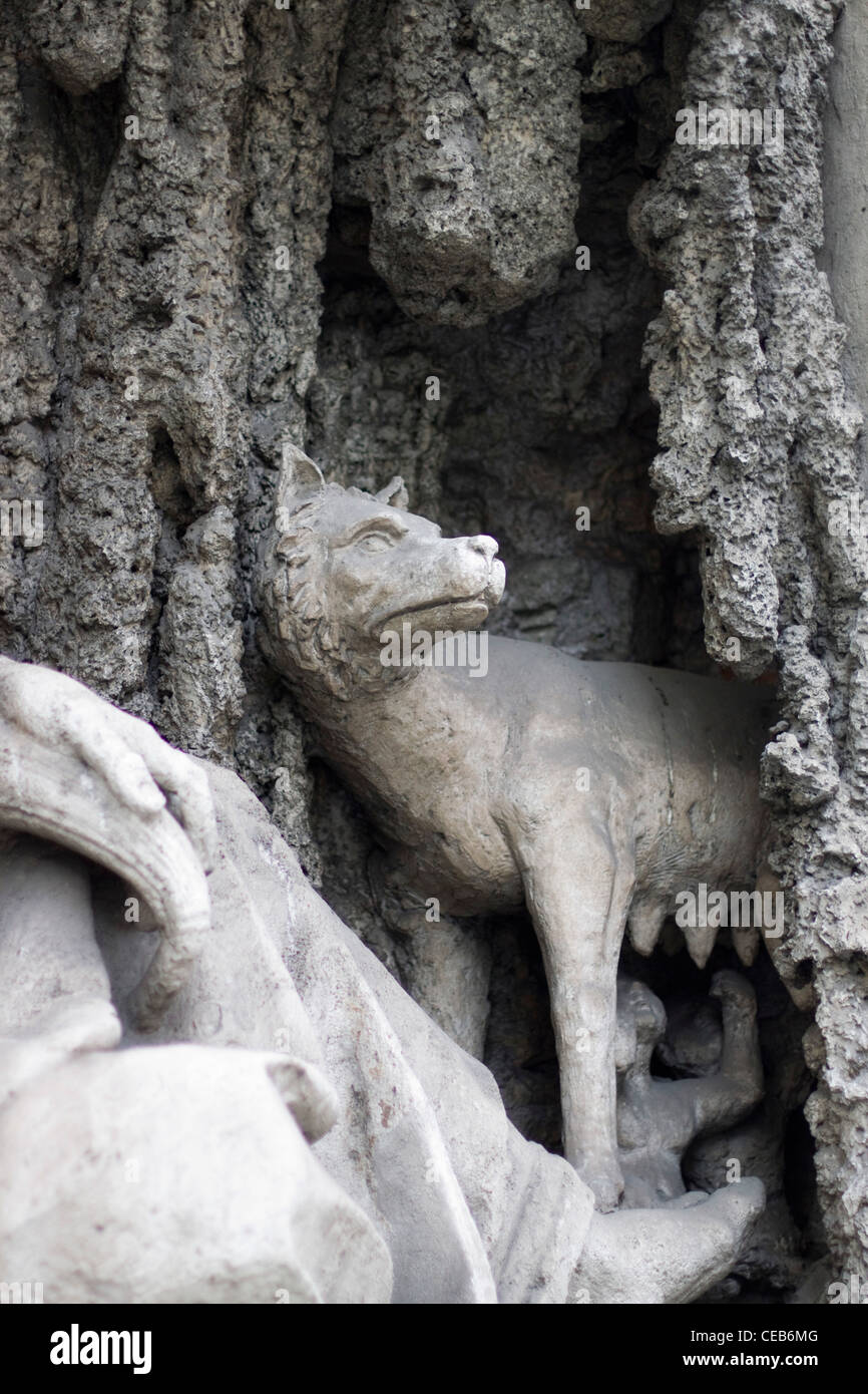 Façade et fontaine à l'angle de l'église Holy Trinity commandé par l'ordre de moines Trinitaires espagnols Banque D'Images