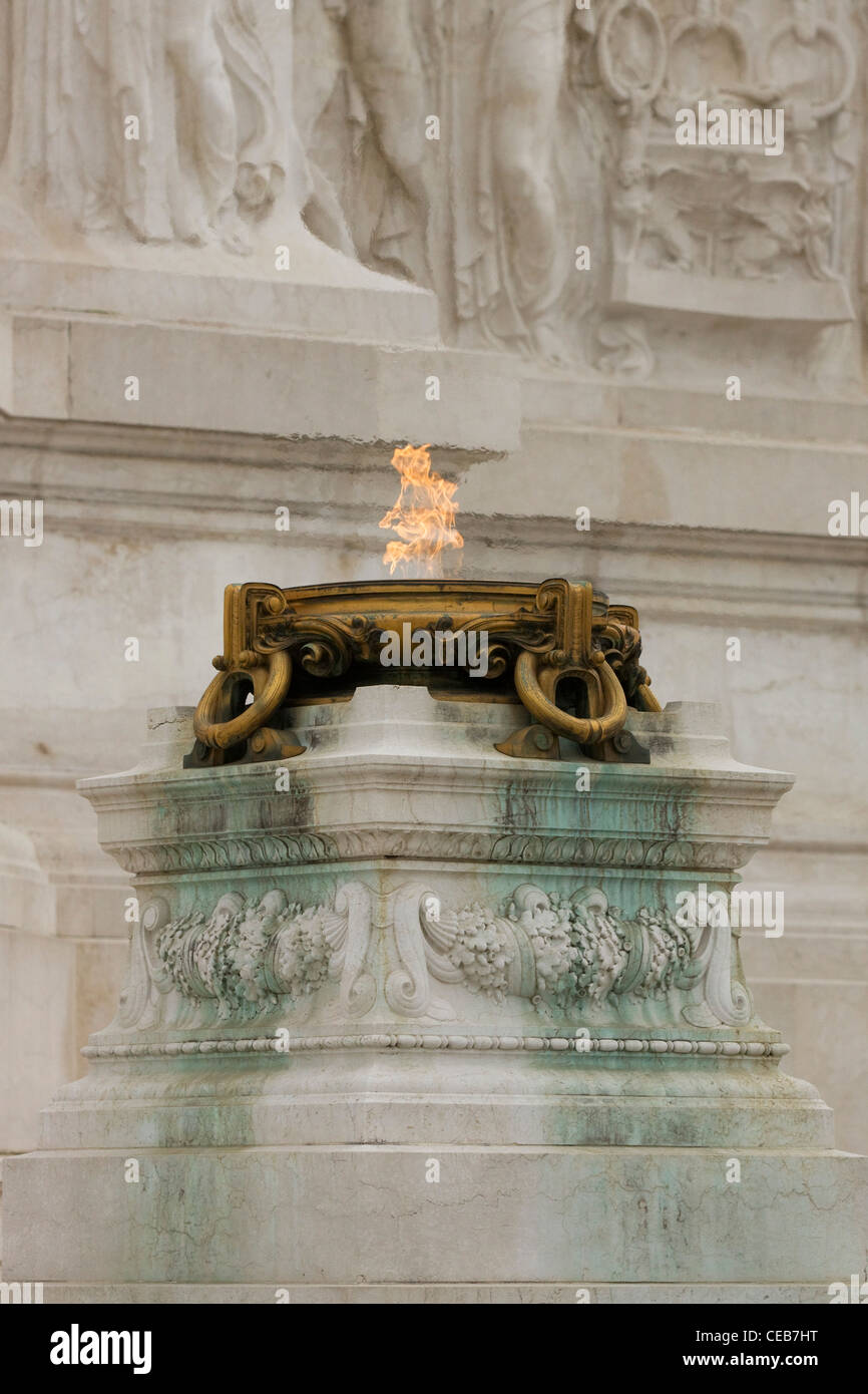 Monumento Nazionale a Vittorio Emanuele II tombe du Soldat inconnu avec une flamme éternelle Banque D'Images